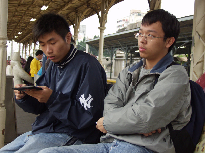 台灣鐵路旅遊攝影台中火車站月台交談的旅客2006攝影照片291