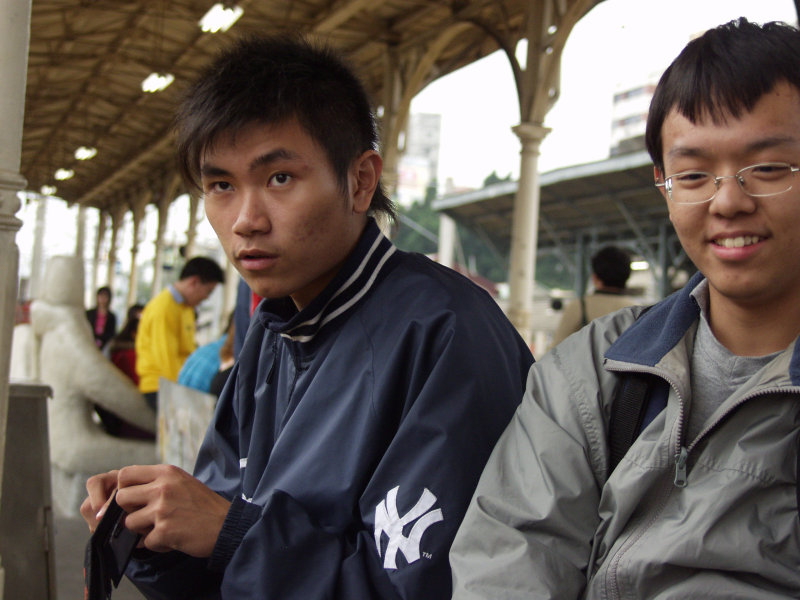台灣鐵路旅遊攝影台中火車站月台交談的旅客2006攝影照片292