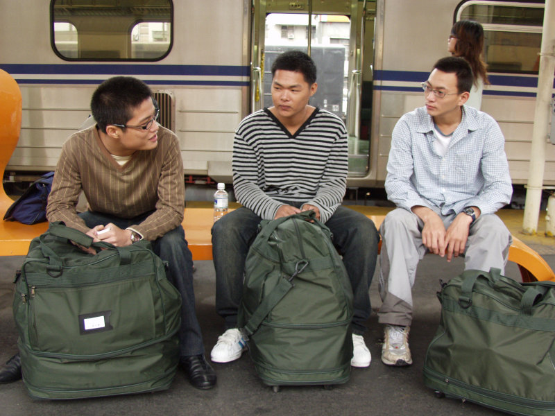台灣鐵路旅遊攝影台中火車站月台交談的旅客2006攝影照片300