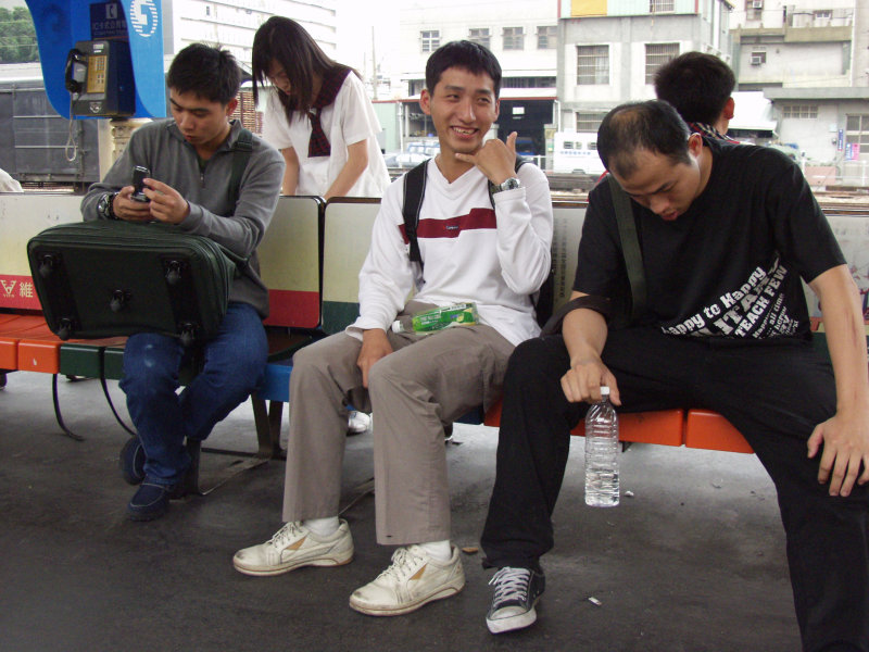 台灣鐵路旅遊攝影台中火車站月台交談的旅客2006攝影照片303