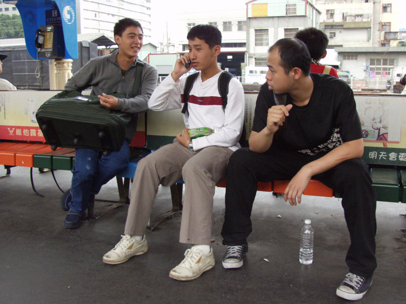 台灣鐵路旅遊攝影台中火車站月台交談的旅客2006攝影照片304