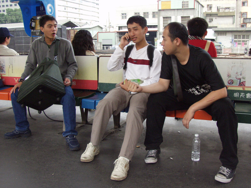 台灣鐵路旅遊攝影台中火車站月台交談的旅客2006攝影照片305