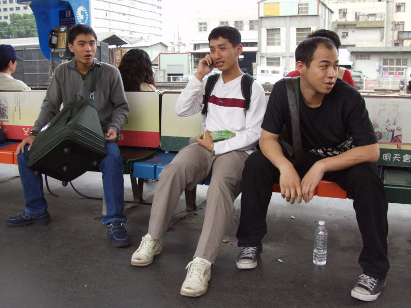 台灣鐵路旅遊攝影台中火車站月台交談的旅客2006攝影照片306