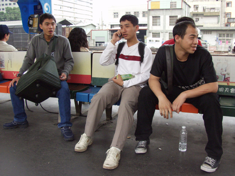 台灣鐵路旅遊攝影台中火車站月台交談的旅客2006攝影照片307