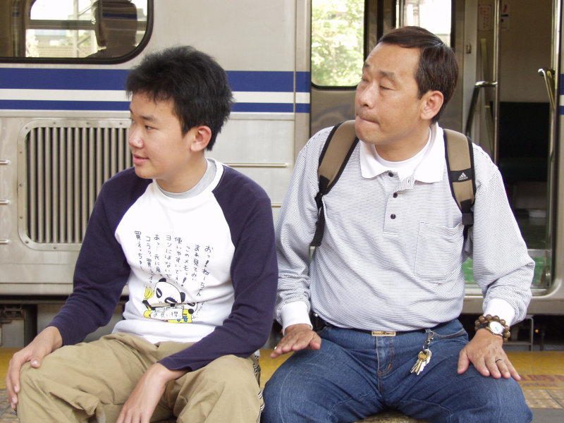 台灣鐵路旅遊攝影台中火車站月台交談的旅客2006攝影照片310