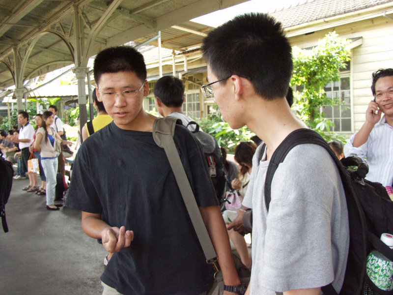 台灣鐵路旅遊攝影台中火車站月台交談的旅客2006攝影照片314