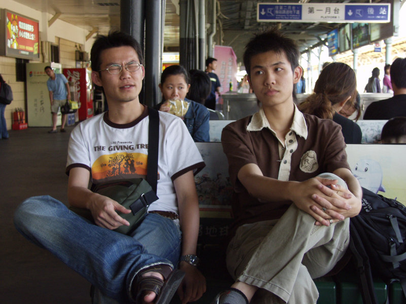 台灣鐵路旅遊攝影台中火車站月台交談的旅客2006攝影照片315