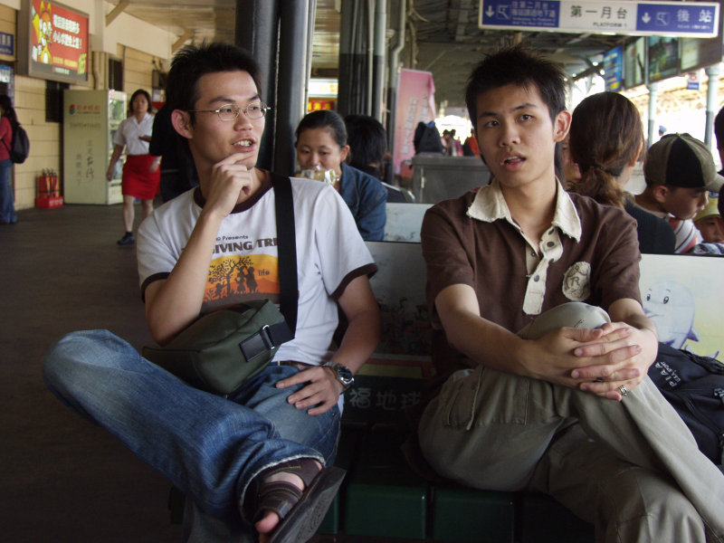 台灣鐵路旅遊攝影台中火車站月台交談的旅客2006攝影照片316