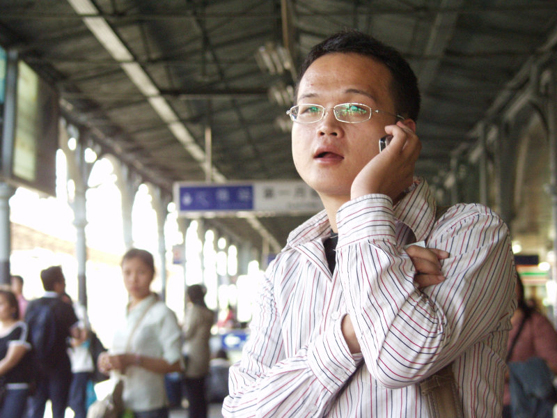 台灣鐵路旅遊攝影台中火車站月台交談的旅客2006攝影照片317