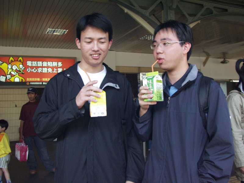 台灣鐵路旅遊攝影台中火車站月台交談的旅客2006攝影照片320