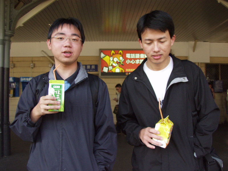 台灣鐵路旅遊攝影台中火車站月台交談的旅客2006攝影照片321