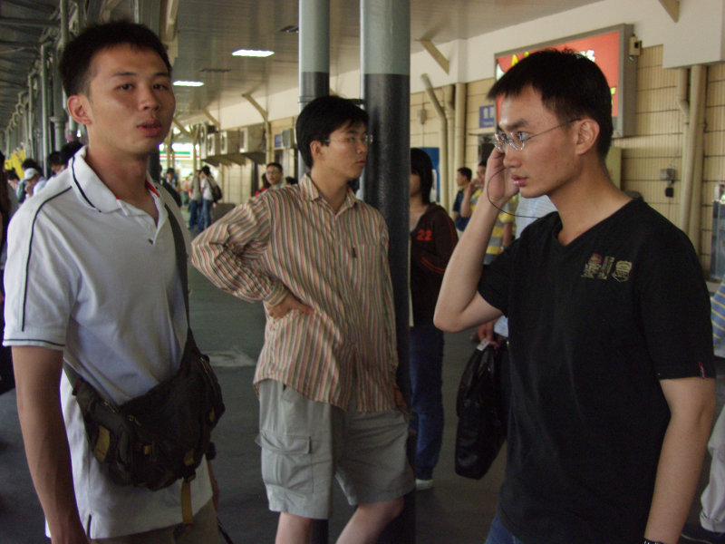 台灣鐵路旅遊攝影台中火車站月台交談的旅客2006攝影照片322