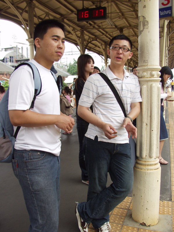 台灣鐵路旅遊攝影台中火車站月台交談的旅客2006攝影照片325