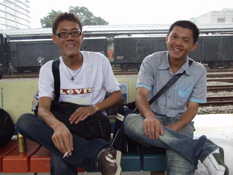 台灣鐵路旅遊攝影台中火車站月台交談的旅客2006攝影照片328