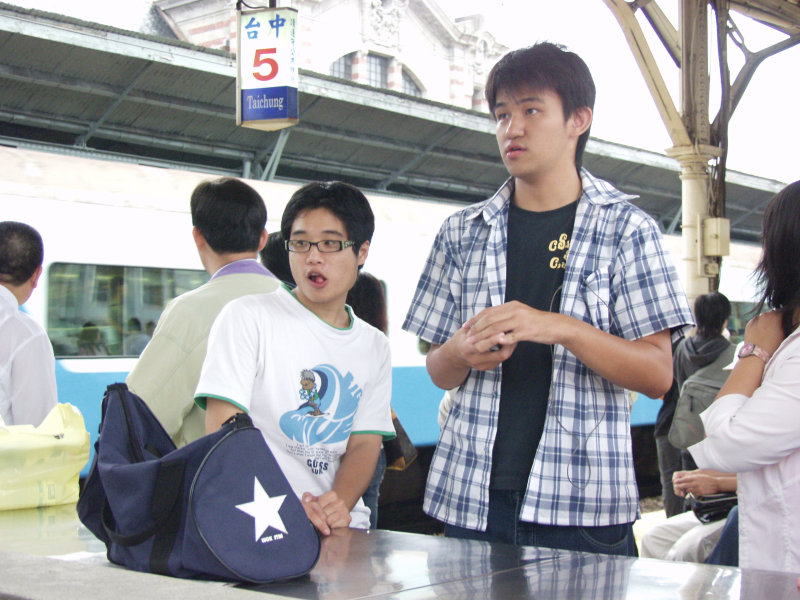 台灣鐵路旅遊攝影台中火車站月台交談的旅客2006攝影照片334