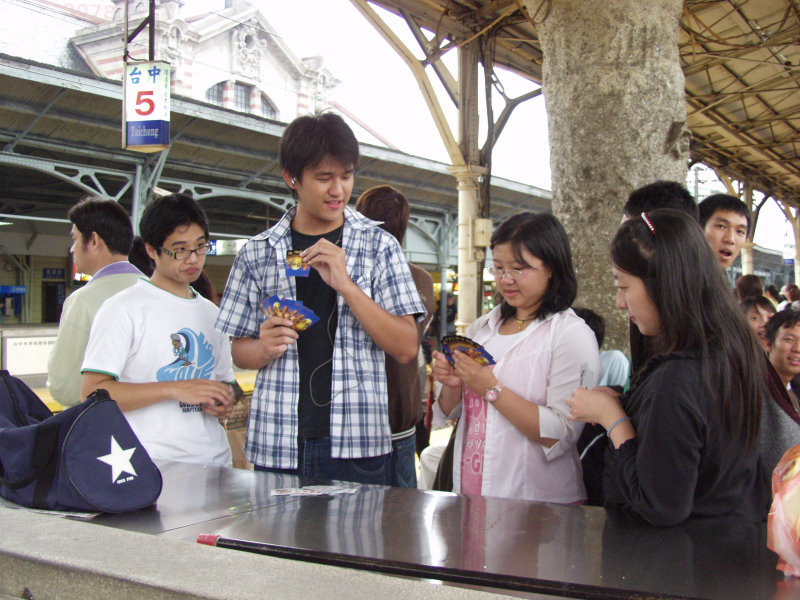 台灣鐵路旅遊攝影台中火車站月台交談的旅客2006攝影照片335