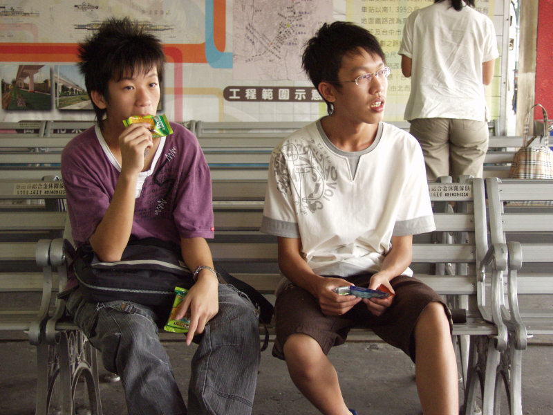 台灣鐵路旅遊攝影台中火車站月台交談的旅客2006攝影照片338