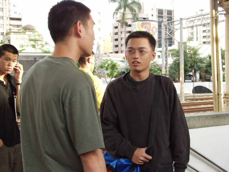 台灣鐵路旅遊攝影台中火車站月台交談的旅客2006攝影照片341