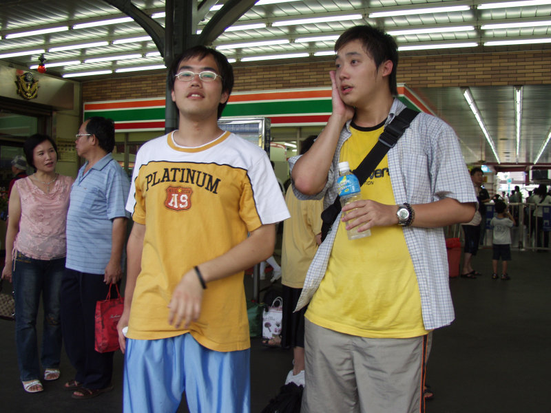 台灣鐵路旅遊攝影台中火車站月台交談的旅客2006攝影照片343