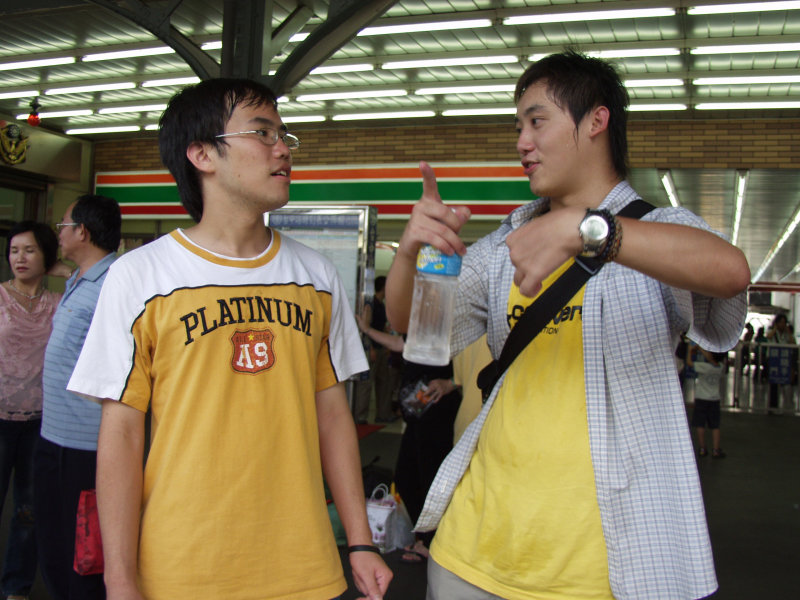 台灣鐵路旅遊攝影台中火車站月台交談的旅客2006攝影照片344