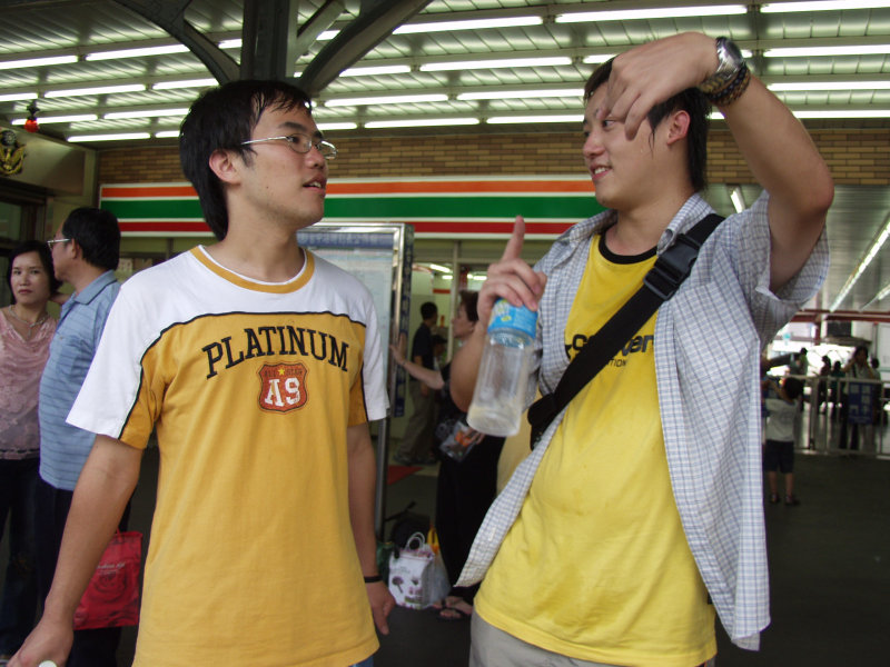 台灣鐵路旅遊攝影台中火車站月台交談的旅客2006攝影照片345