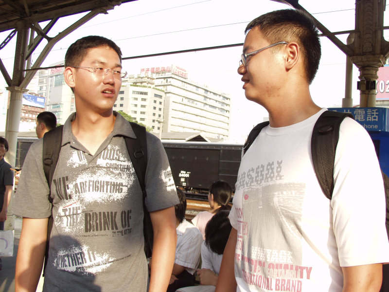 台灣鐵路旅遊攝影台中火車站月台交談的旅客2006攝影照片347