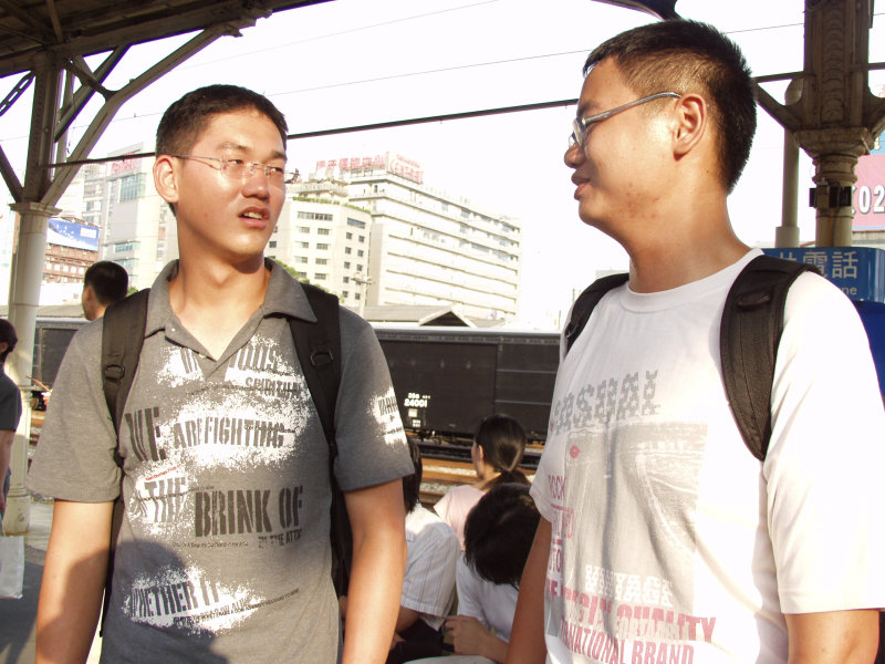 台灣鐵路旅遊攝影台中火車站月台交談的旅客2006攝影照片348