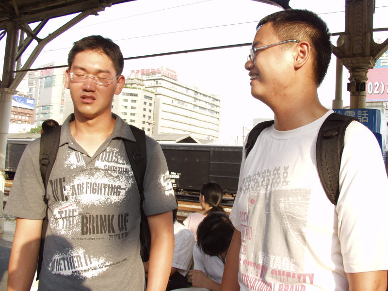 台灣鐵路旅遊攝影台中火車站月台交談的旅客2006攝影照片349