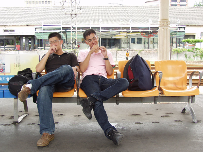 台灣鐵路旅遊攝影台中火車站月台交談的旅客2006攝影照片350