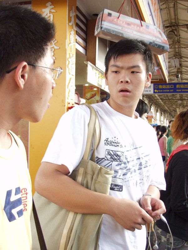 台灣鐵路旅遊攝影台中火車站月台交談的旅客2006攝影照片353