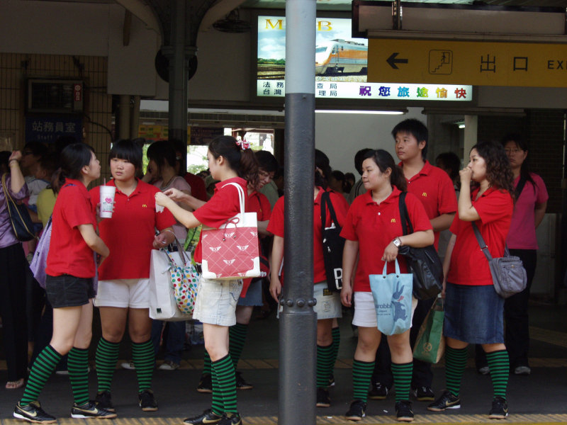 台灣鐵路旅遊攝影台中火車站月台交談的旅客2006攝影照片357