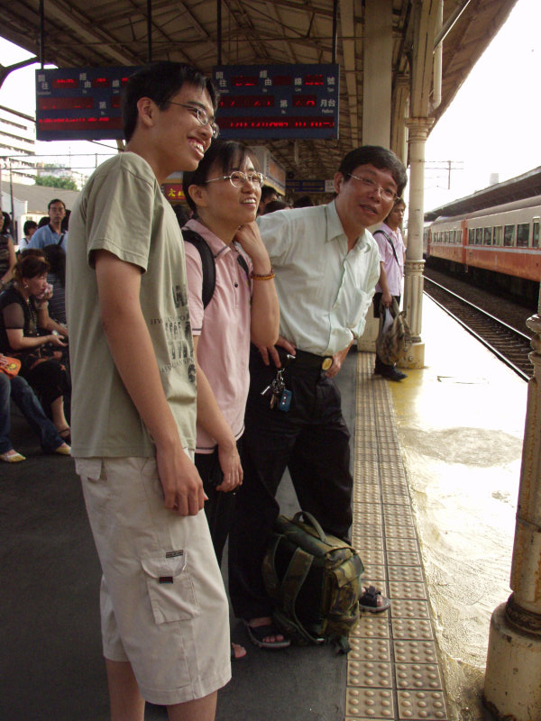 台灣鐵路旅遊攝影台中火車站月台交談的旅客2006攝影照片358