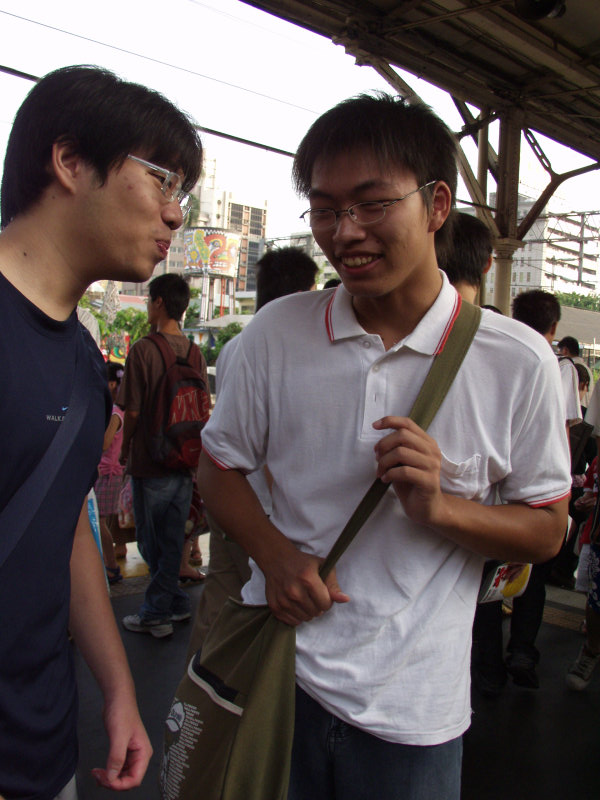 台灣鐵路旅遊攝影台中火車站月台交談的旅客2006攝影照片360
