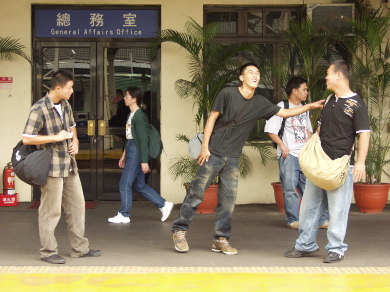 台灣鐵路旅遊攝影台中火車站月台交談的旅客2006攝影照片362