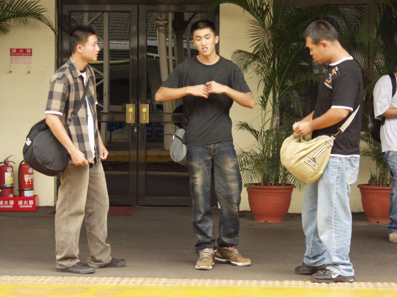 台灣鐵路旅遊攝影台中火車站月台交談的旅客2006攝影照片363