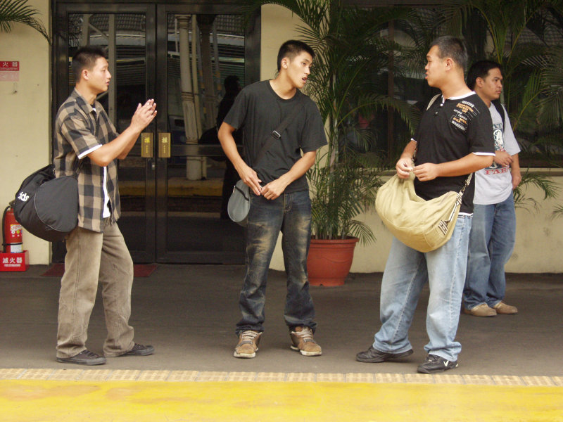 台灣鐵路旅遊攝影台中火車站月台交談的旅客2006攝影照片364