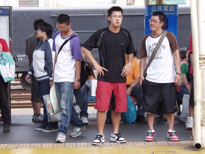 台灣鐵路旅遊攝影台中火車站月台交談的旅客2006攝影照片367