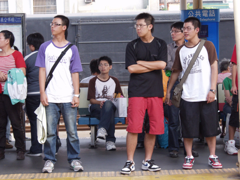 台灣鐵路旅遊攝影台中火車站月台交談的旅客2006攝影照片368