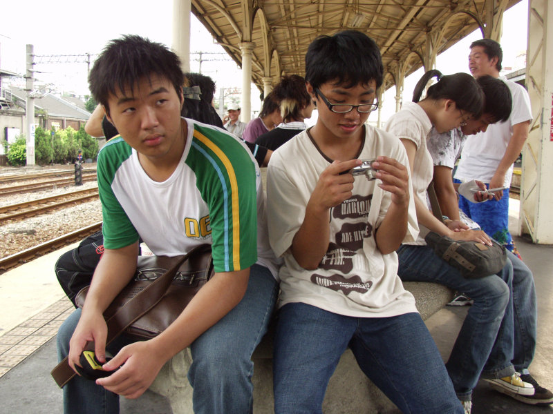 台灣鐵路旅遊攝影台中火車站月台交談的旅客2006攝影照片370