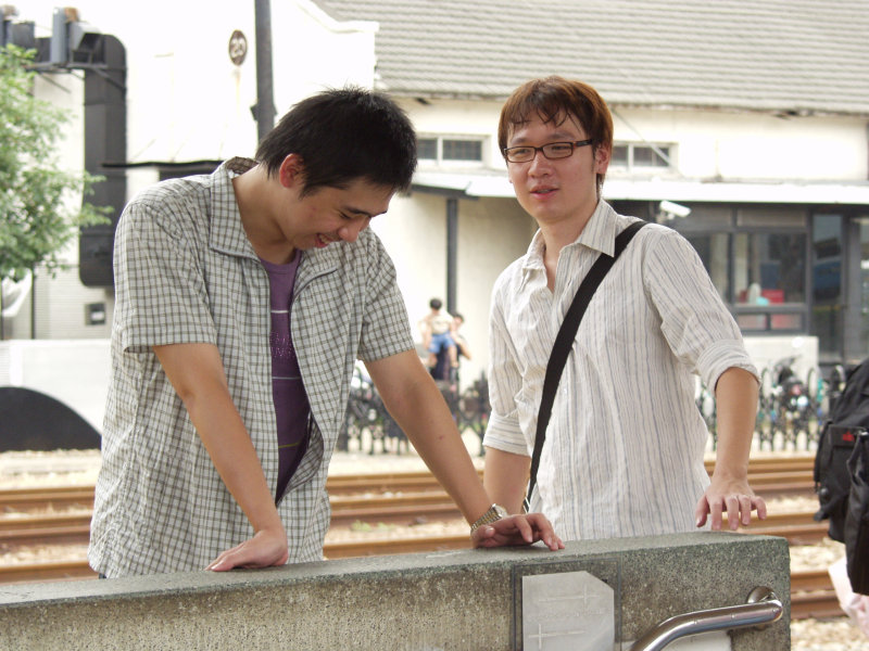 台灣鐵路旅遊攝影台中火車站月台交談的旅客2006攝影照片371