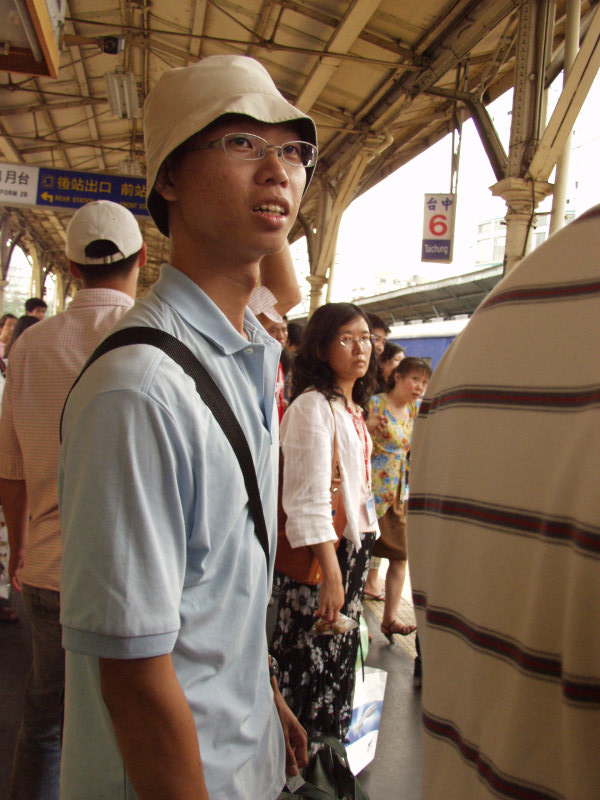 台灣鐵路旅遊攝影台中火車站月台交談的旅客2006攝影照片372