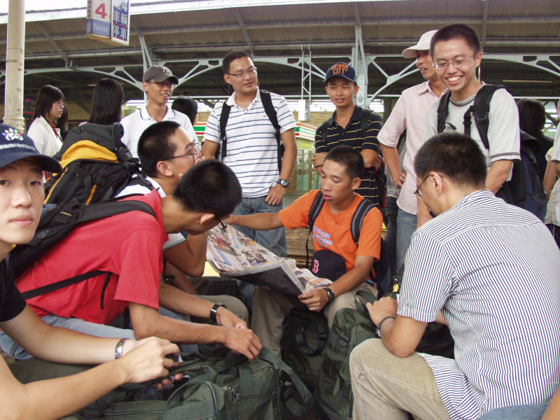 台灣鐵路旅遊攝影台中火車站月台交談的旅客2006攝影照片373