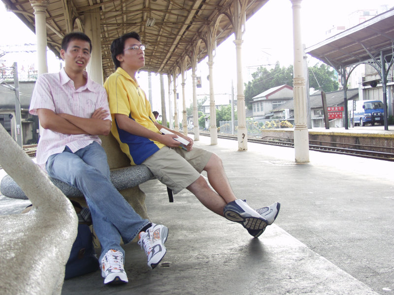 台灣鐵路旅遊攝影台中火車站月台交談的旅客2006攝影照片375