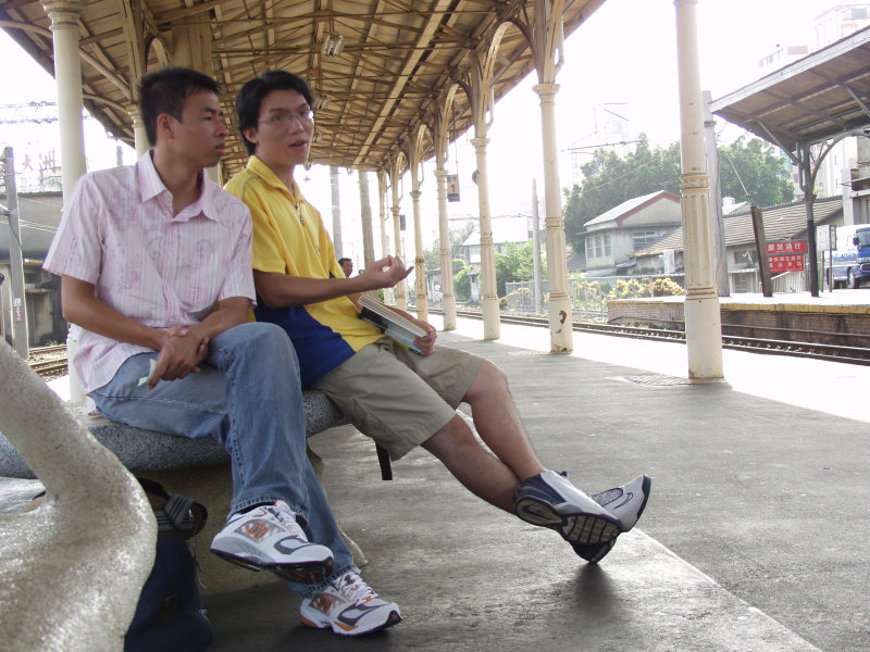 台灣鐵路旅遊攝影台中火車站月台交談的旅客2006攝影照片376