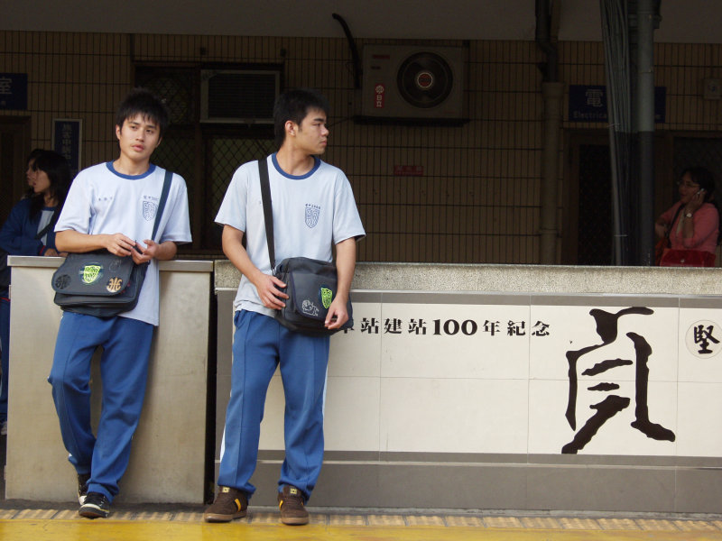 台灣鐵路旅遊攝影台中火車站月台交談的旅客2006攝影照片381