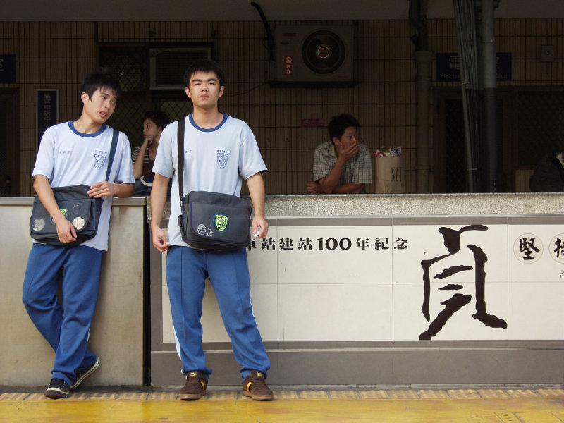 台灣鐵路旅遊攝影台中火車站月台交談的旅客2006攝影照片383