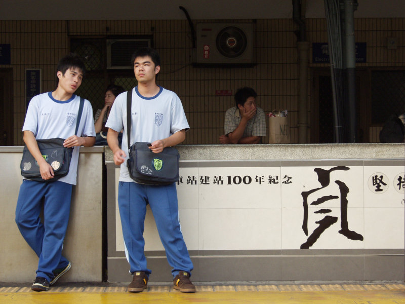 台灣鐵路旅遊攝影台中火車站月台交談的旅客2006攝影照片386