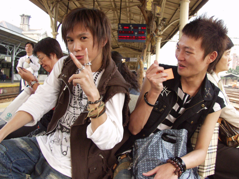 台灣鐵路旅遊攝影台中火車站月台交談的旅客2006攝影照片387