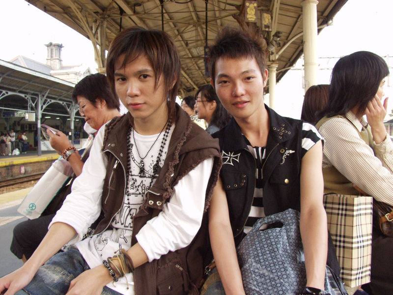 台灣鐵路旅遊攝影台中火車站月台交談的旅客2006攝影照片388