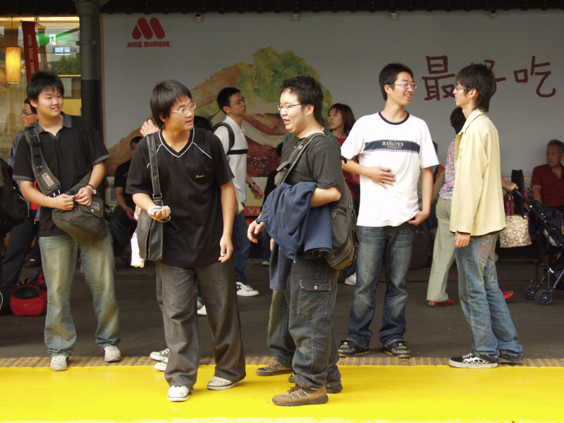 台灣鐵路旅遊攝影台中火車站月台交談的旅客2006攝影照片404